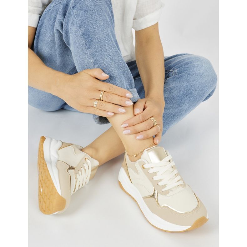 Beige damsportskor med tjock sula 1