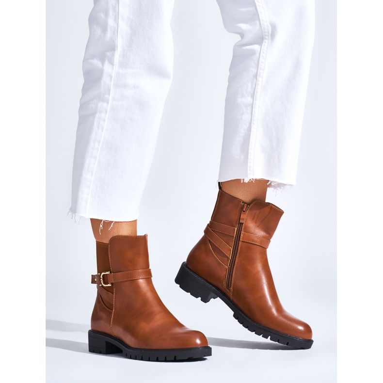 Bruna damstövlar med dekorativt spänne 1