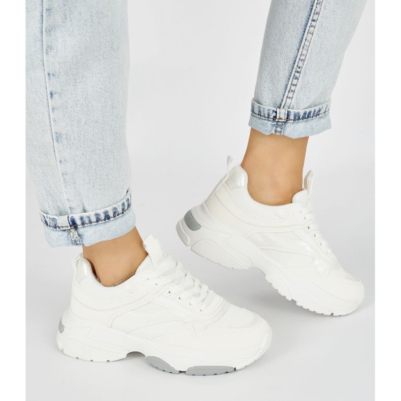 Vita sportskor med tjock sula 2