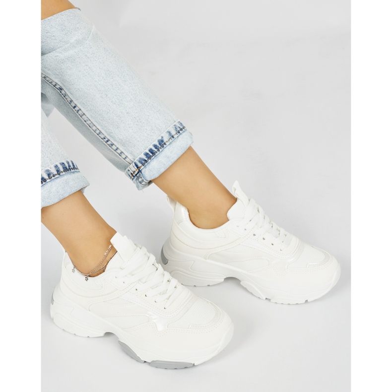 Vita sportskor med tjock sula 1