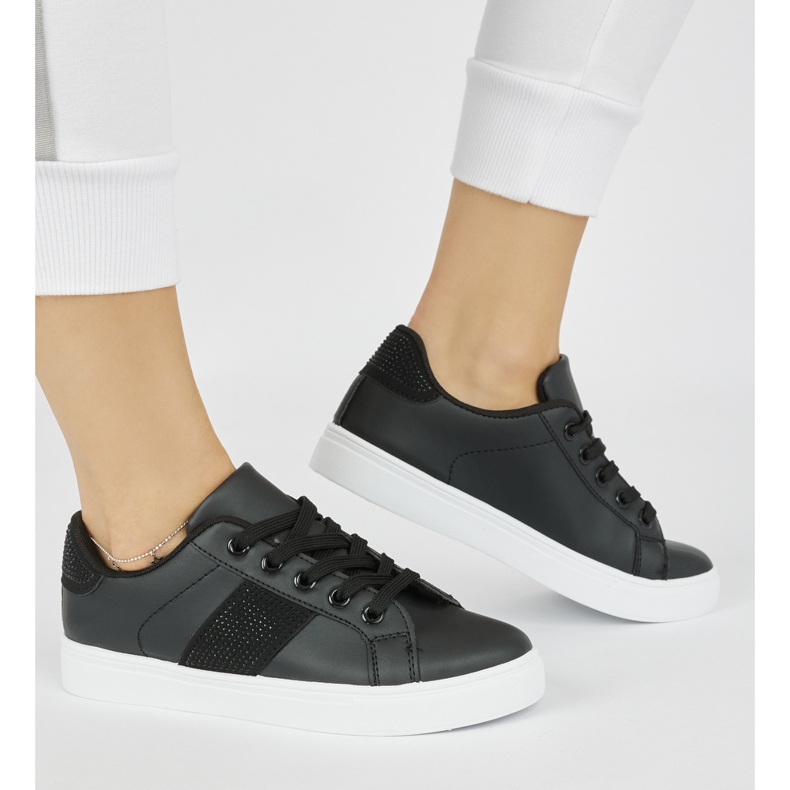 Svarta sneakers på plattformen 1