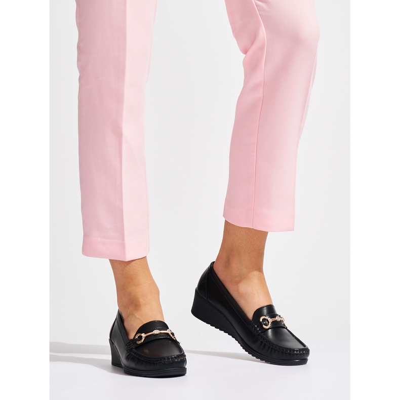 Svarta wedge loafers för kvinnor med gulddekor 1