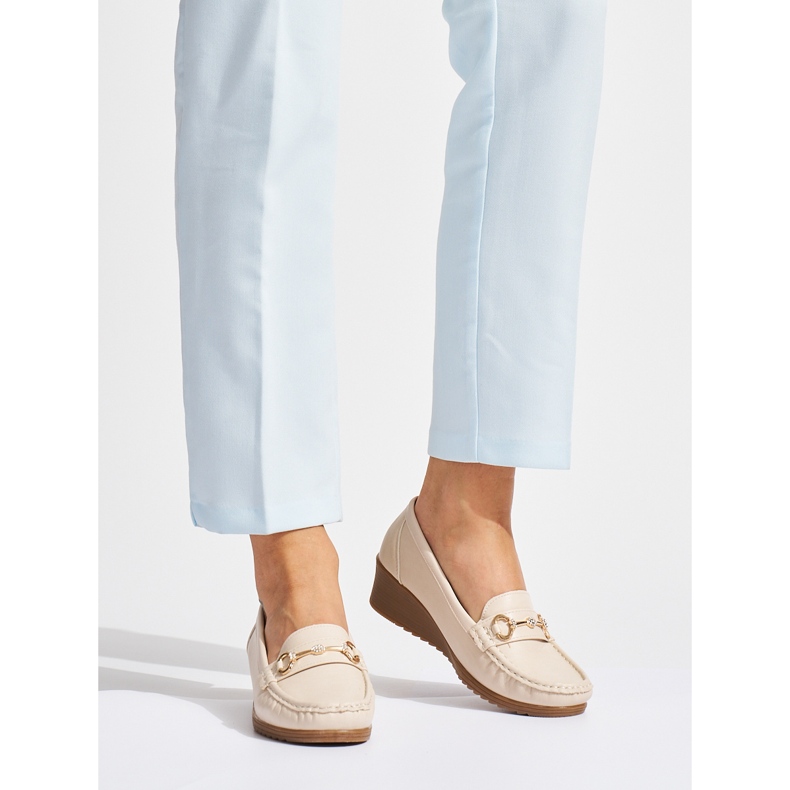 Beige dam wedge loafers med gulddekor 1