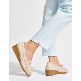 Beige dam wedge loafers med gulddekor 2
