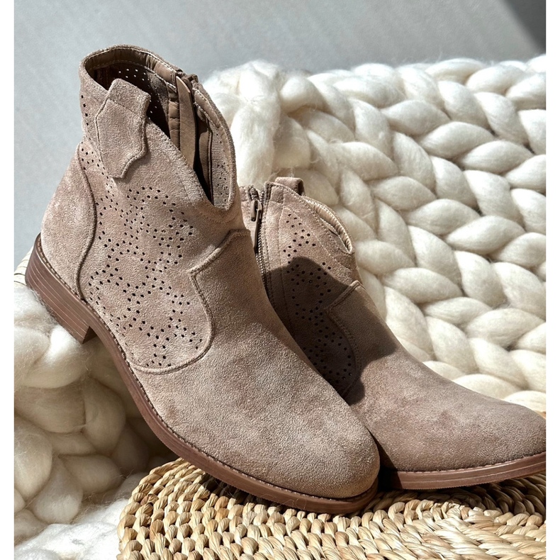 Genombrutna stövlar för kvinnor på platta klackar Beige S.Barski HY66-151 2