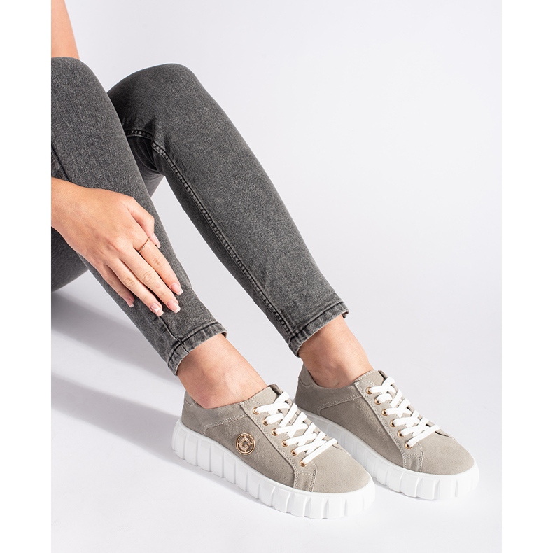 Grå platåskor gjorda av mockaläder 1