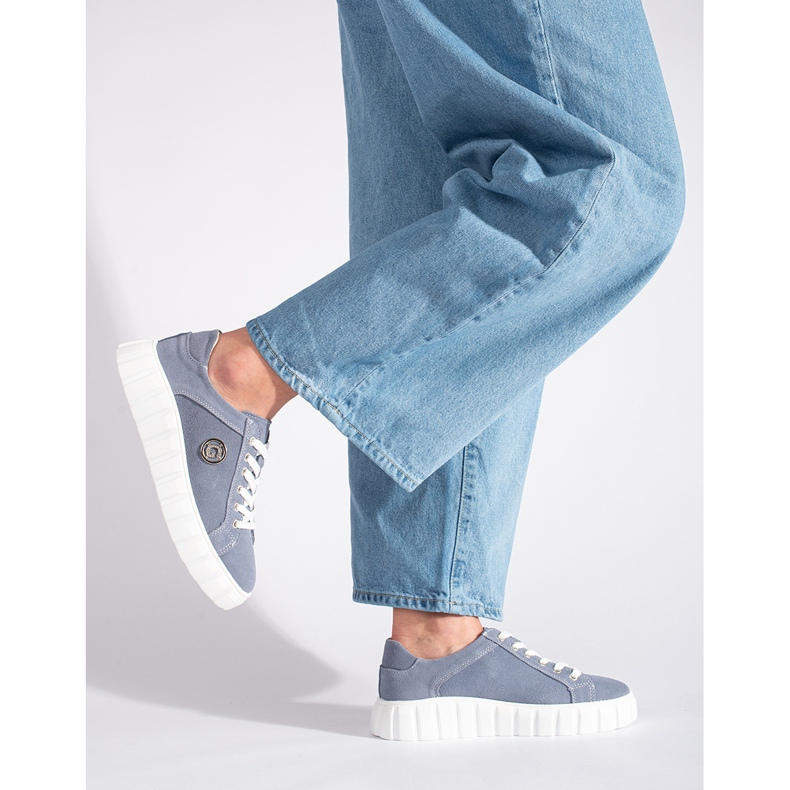 Blå platåskor gjorda av mockaläder 2