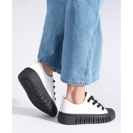 Vita och svarta low-top sneakers gjorda av naturligt läder 2