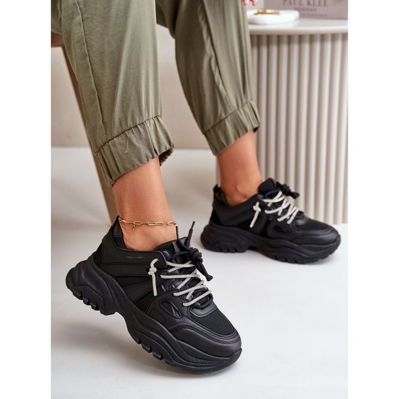 Svarta Relissa damsneakers på en massiv sula med dekorativ snörning 1