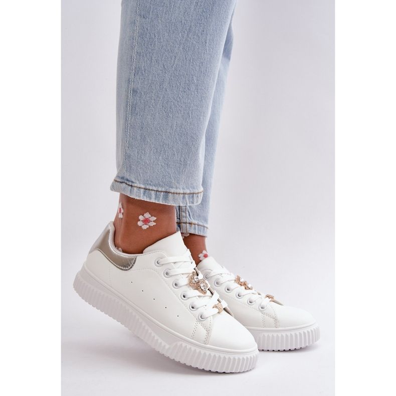 Låga ekologiska lädersneakers med vita och silverfärgade Cillione-nålar 1