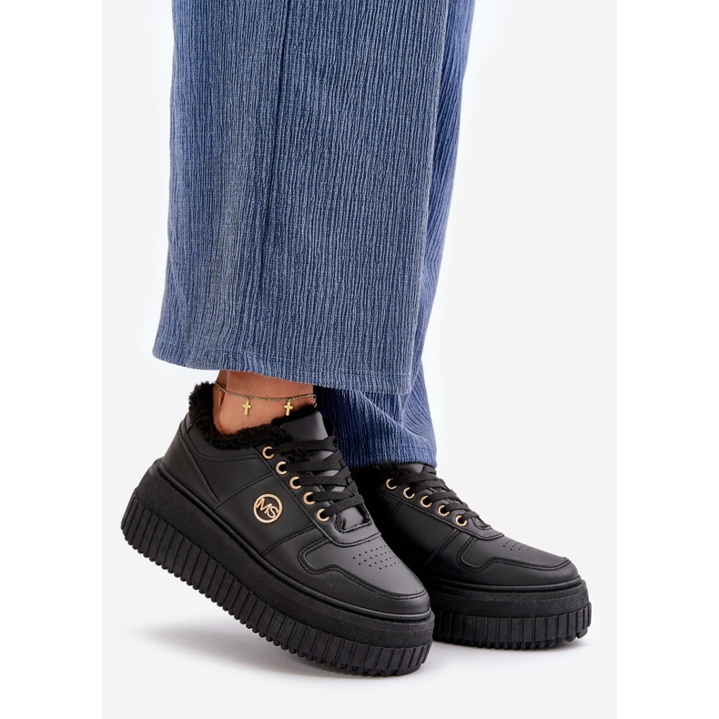 Isolerade sportsneakers för kvinnor med en tjock sula, svart Verissha 1