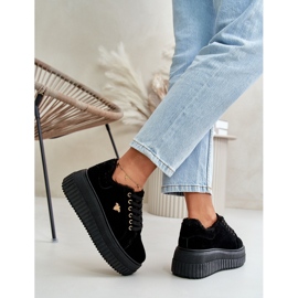 Isolerade sneakers för kvinnor på en tjock sula med gulddetalj, svart Lotira 2