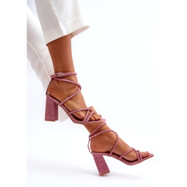 Kvinnosandaler på postrosa ränderna 4