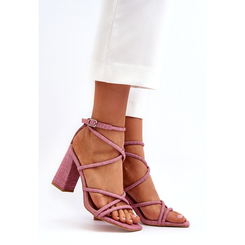 Kvinnosandaler på postrosa ränderna 1