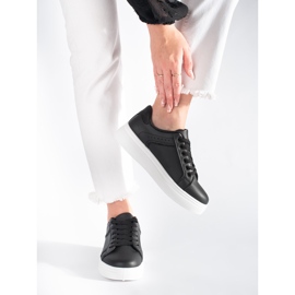 Svarta sneakers på plattformen 2