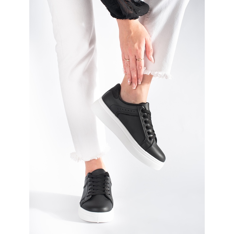 Svarta sneakers på plattformen 2