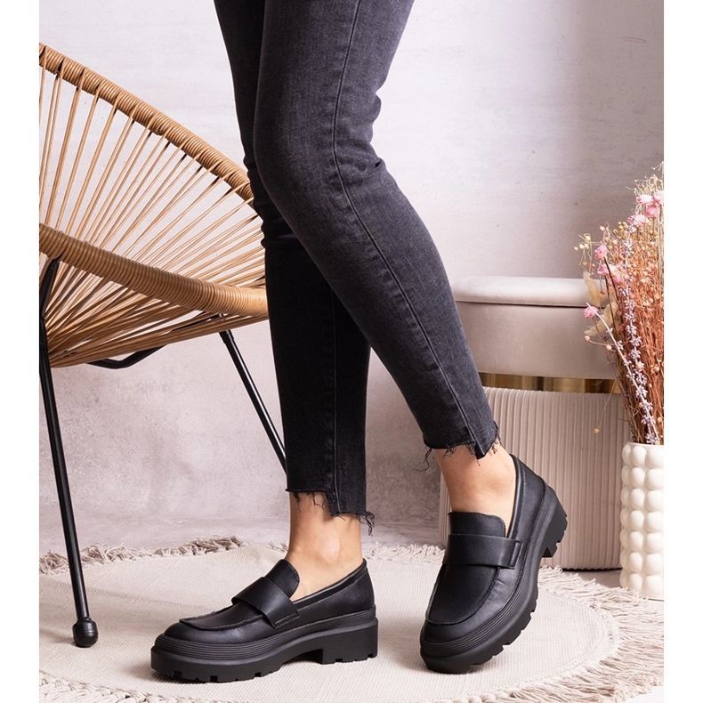 Svarta skor gjorda av Seraphin eco-läder 2