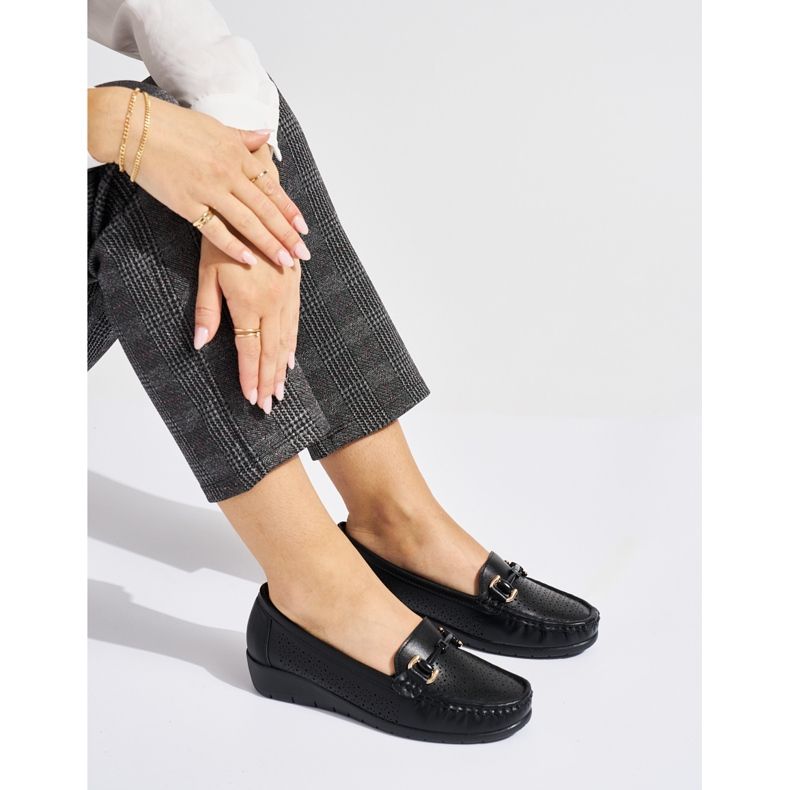 Svarta genombrutna mockasiner med låg kil 1