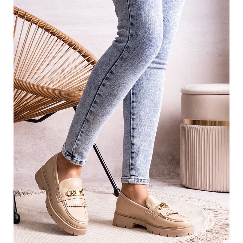 Beige skor med guldspänne från Anielania 1