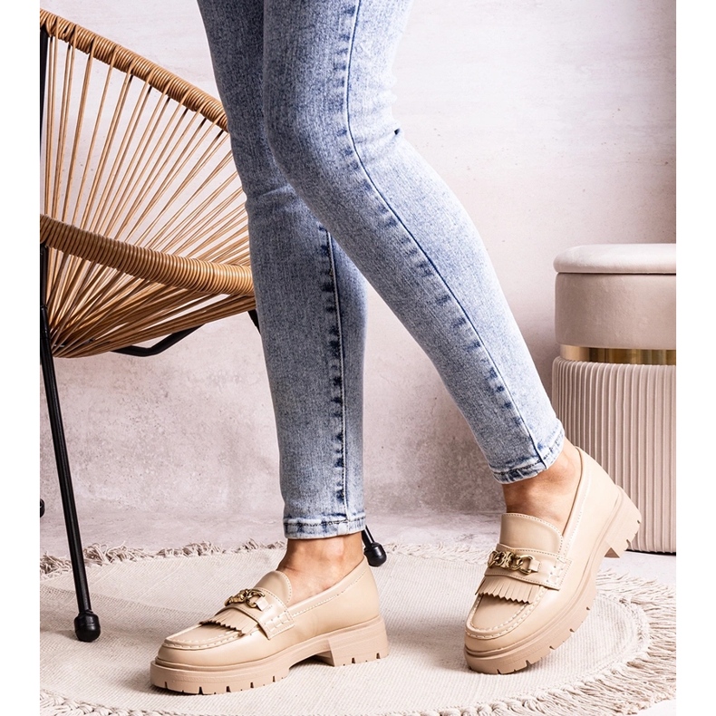 Beige skor med guldspänne från Anielania 2