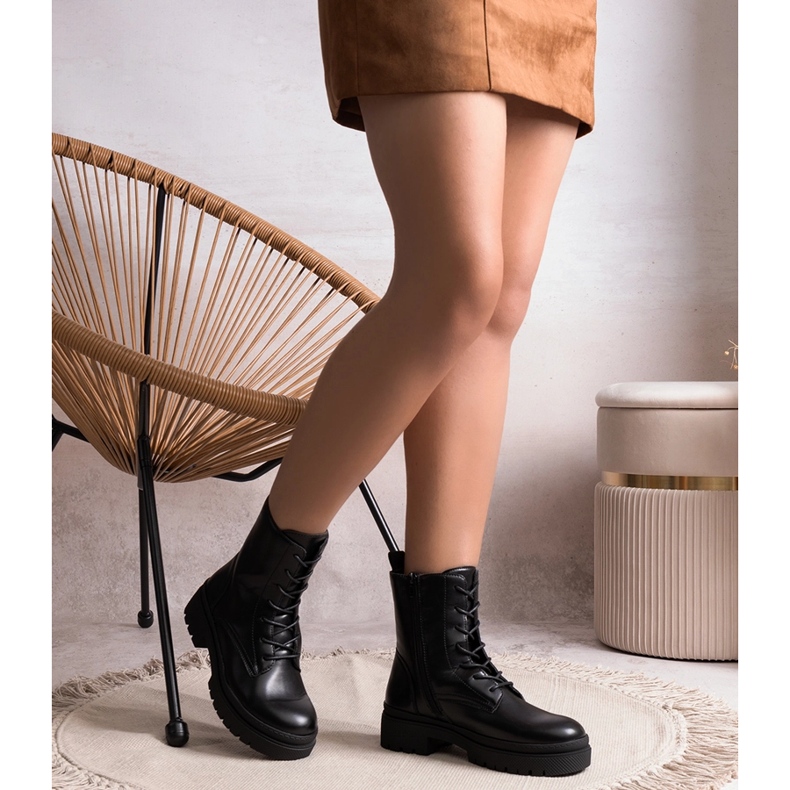 Svarta isolerade klassiska Edmund-stövlar 1