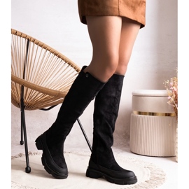 Svarta stövlar på en massiv klack, Lily of the Valley 1