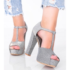 Glänsande grå pumps på Elissa -inlägget 1