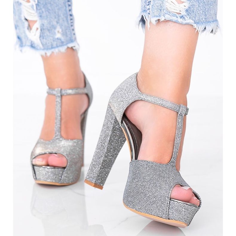 Glänsande grå pumps på Elissa -inlägget 1