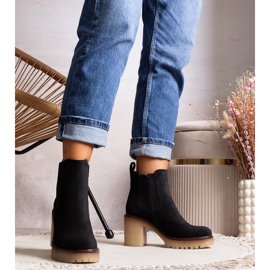 Svarta ankelboots på en slående Nurea högklack 1