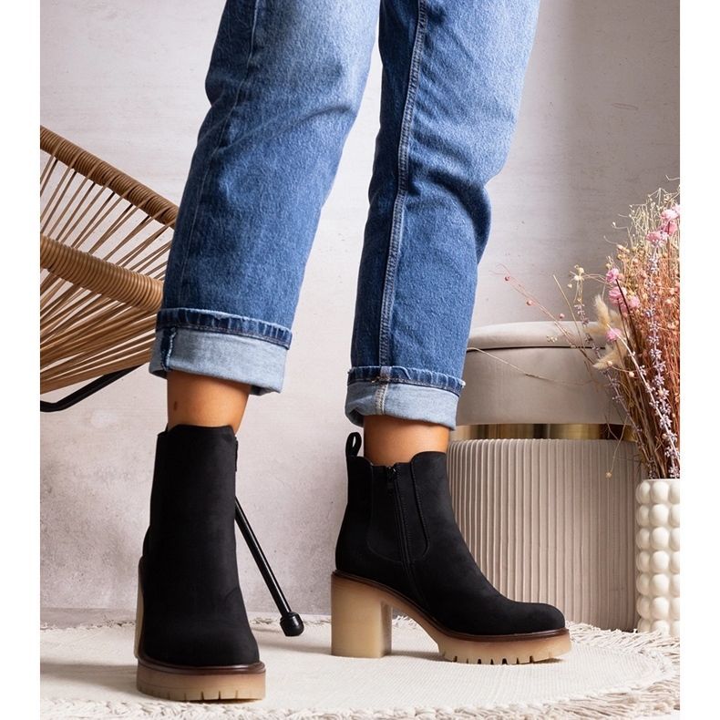 Svarta ankelboots på en slående Nurea högklack 1