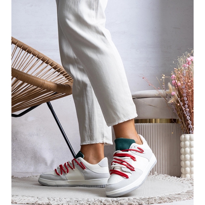 Gråa sneakers med röda snören från Aucoin vit 1