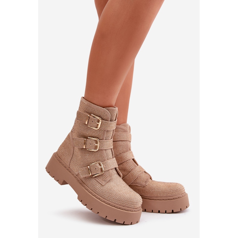 Isolerade damstövlar med beige tårtdekoration 1