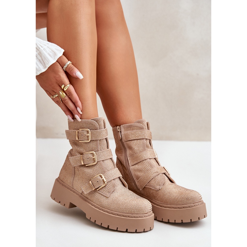 Isolerade damstövlar med beige tårtdekoration 2