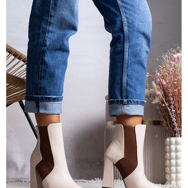 Beiga Chelsea-stövlar på Hamilt-stolpen beige 1