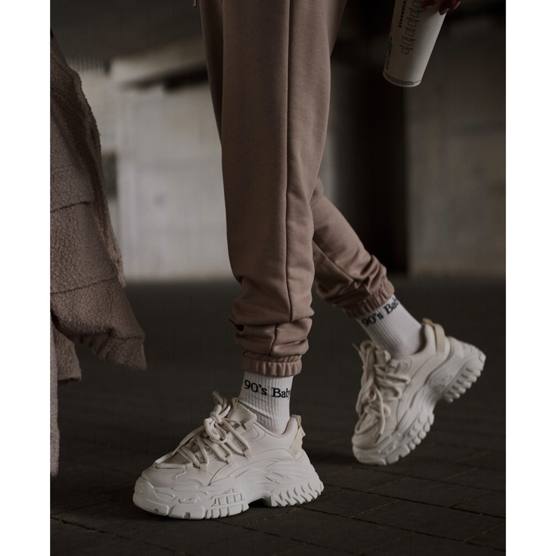 Ljusbeige sneakers för kvinnor på en tjock sula Nevela 2