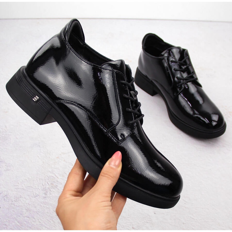 Svarta ankelstövlar i lack för damer Vinceza 58413 1