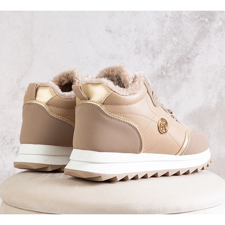 Beige isolerade höga sneakers från Mikaela 1