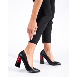 Damsvarta pumps på stolpen 2