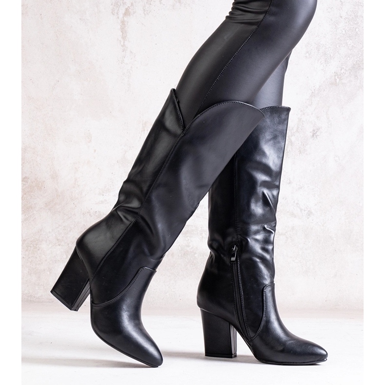 Svarta högklackade stövlar i Amare ekoläder 2