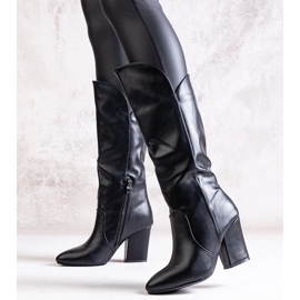 Svarta högklackade stövlar i Amare ekoläder 1