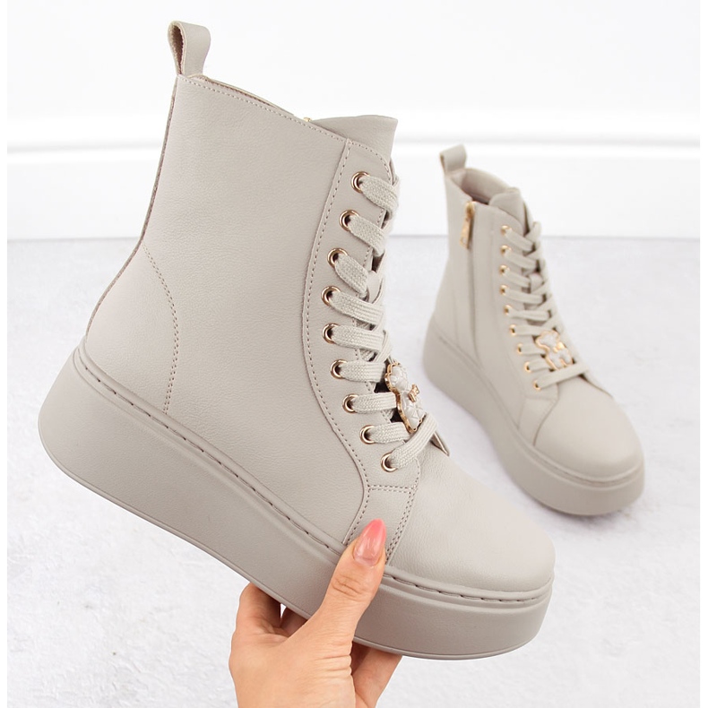 Beiga läderstövlar på en plattform med en nalle Vinceza 66701 beige 1