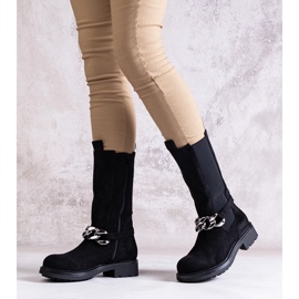 Svarta ankelstövlar för kvinnor dekorerade med en Yasarna-kedja 1