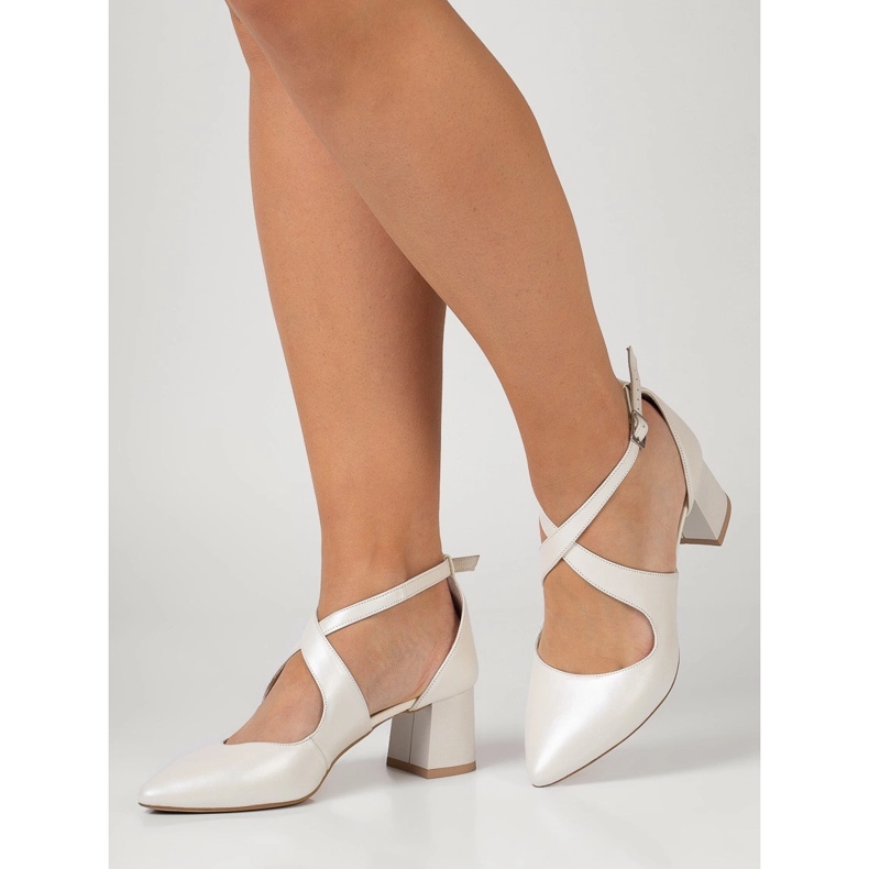 BUTDAM Lågklackade pumps med ecru Alba-band beige 1