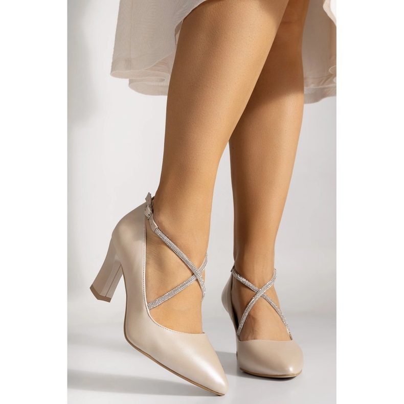 Läderpumps med dekorativa korsband, beige BUTDAM 1