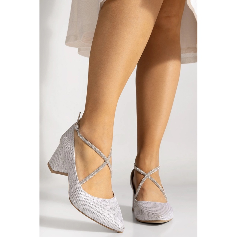 Silver låg pump med dekorativa korsband BUTDAM silver- 1