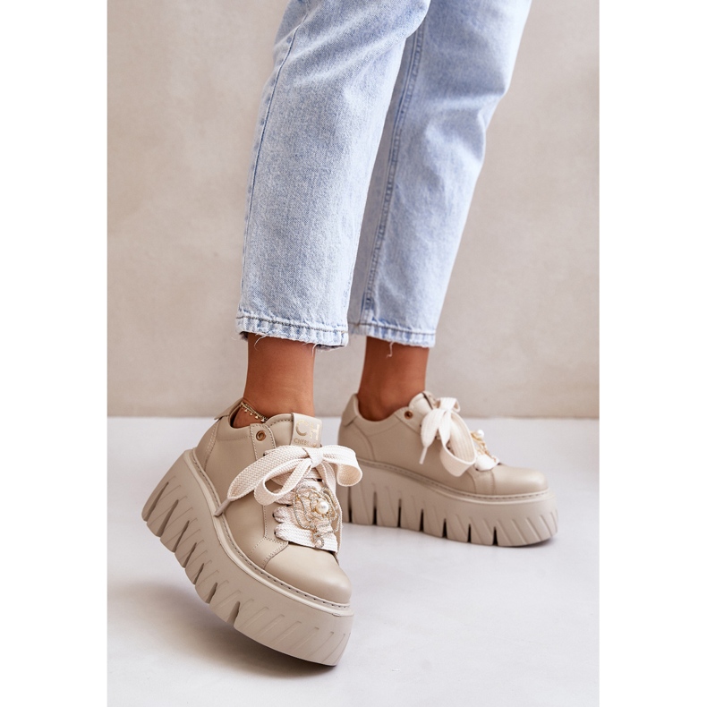 Sneakers för kvinnor på en massiv sula med gulddekoration CheBello 4530 Beige 2
