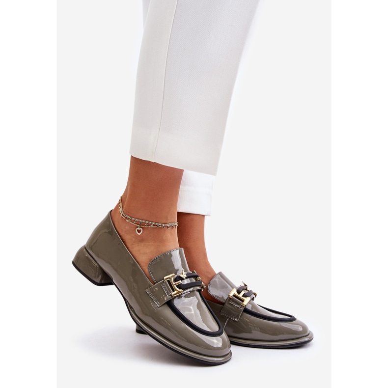 Lackade damskor på ett block med dekoration Artiker 55C0412 Grå 1