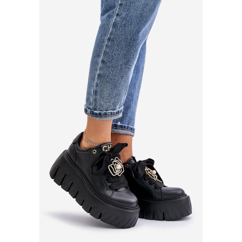 Sneakers för kvinnor på en massiv sula med gulddekoration CheBello 4530 Svart 1
