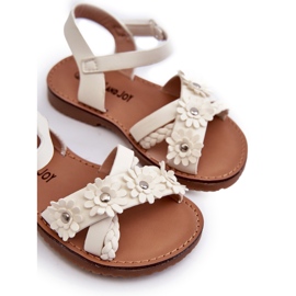 Flickans sandaler fästs med kardborrband med vita blommor 1
