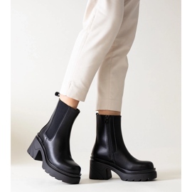 Svarta ankelboots på en massiv Tharney-klack 1